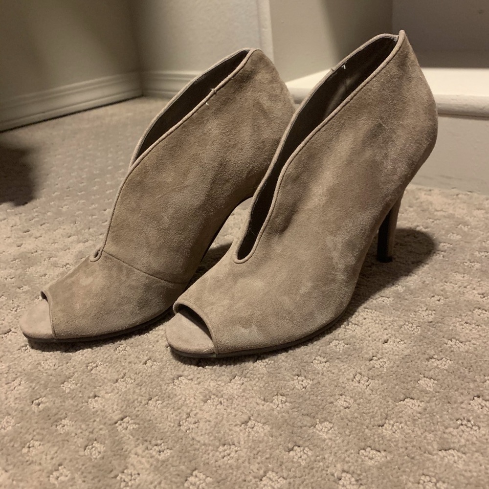 Tesori Gray Suede Heel 6.5